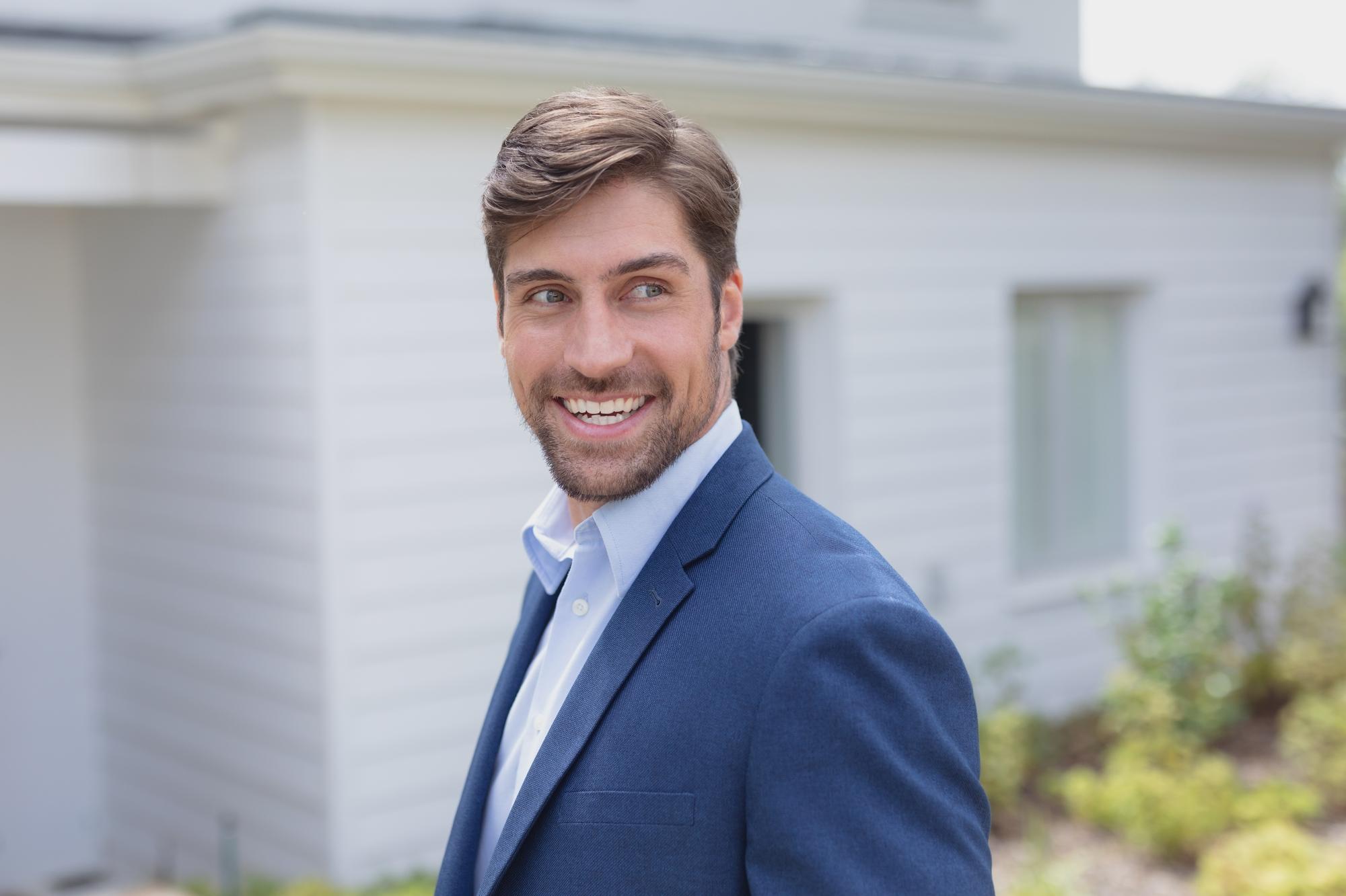 Portret agent imobiliar — bărbat